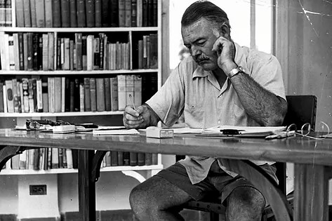 Foto de Ernest Hemingway en su residencia en Cuba